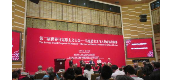 Débat dans la Grande salle de l'Ecole de Marxisme