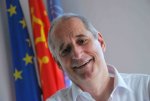 G.Onesta, candidat EELV Midi-Pyrénées-Languedoc-Roussillon..qui pose devant les drapeaux européens et régionaux... {JPEG}