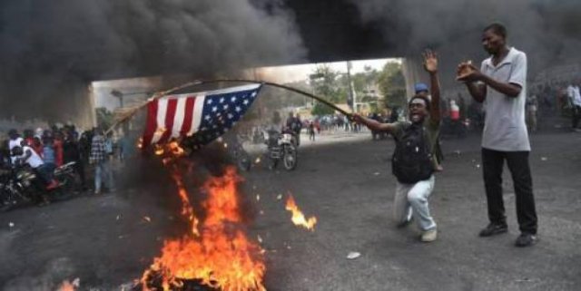 Haiti : des manifestants brûlent un drapeau americain